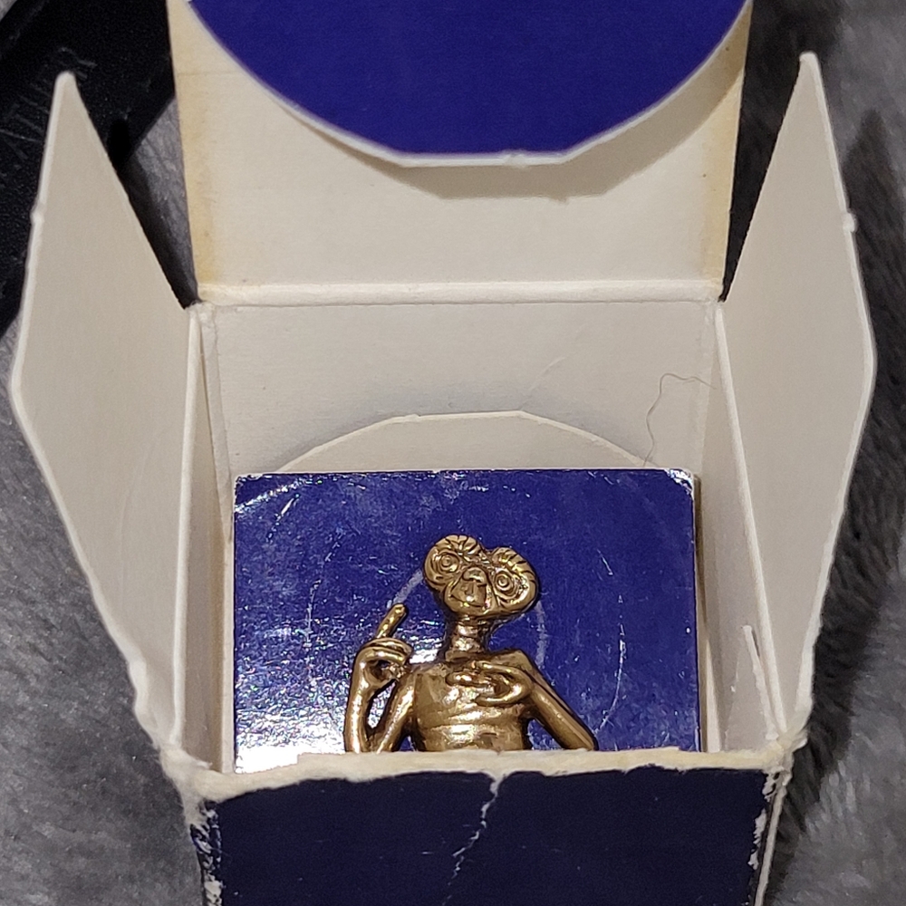 1982 ET Avon Pin